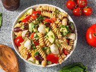 Рецепта Гръцка салата с макарони, маслини и сирене фета